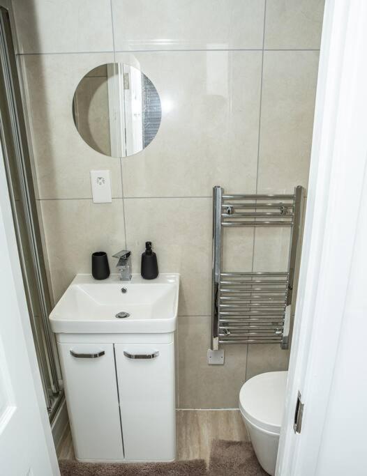 Aylesbury Apartment 1 With Free Parking Bagian luar foto
