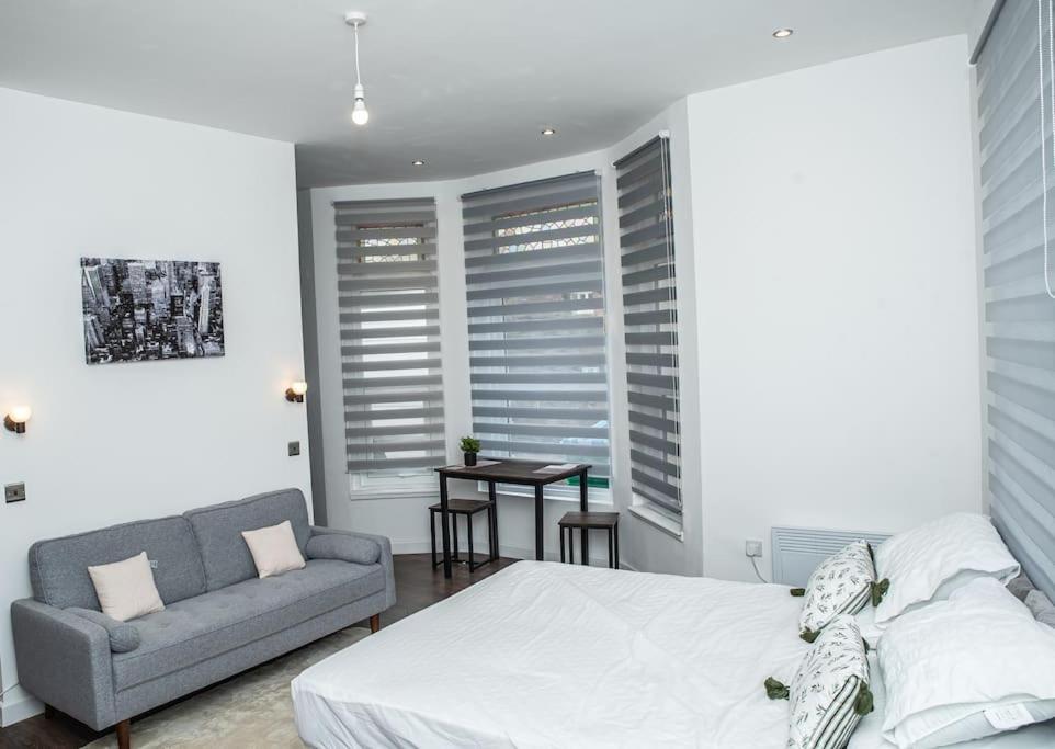 Aylesbury Apartment 1 With Free Parking Bagian luar foto