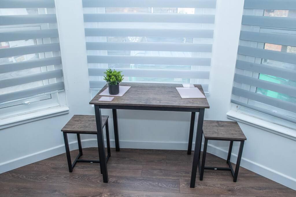 Aylesbury Apartment 1 With Free Parking Bagian luar foto